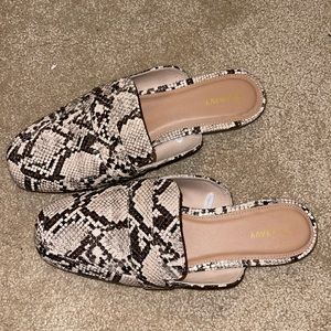 Old Navy slip on shoes! Size 9!